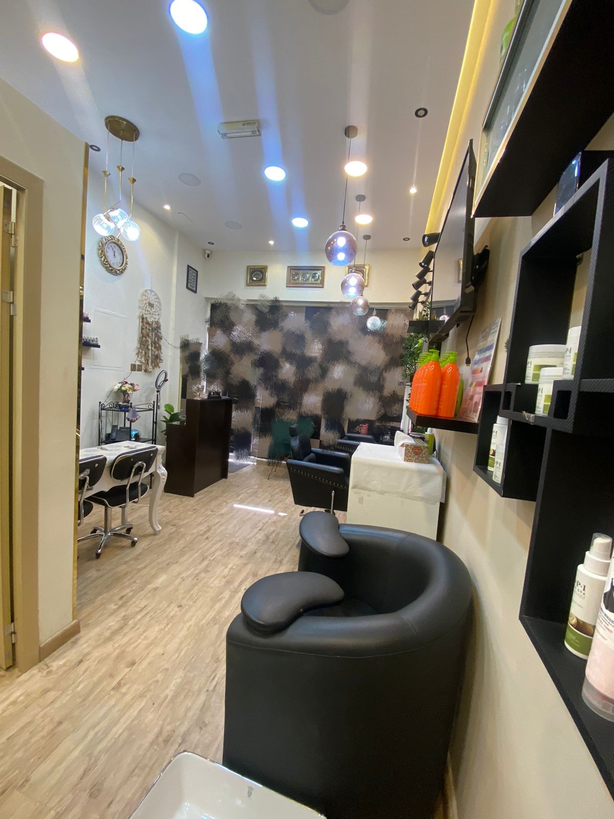 Running ladies salon for sale in Al Karama Dubai BusinessFinder.Me