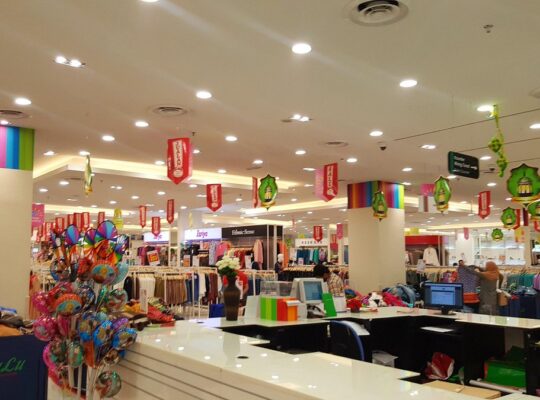 What types of products and services provide Lulu Hypermarket in Dubai